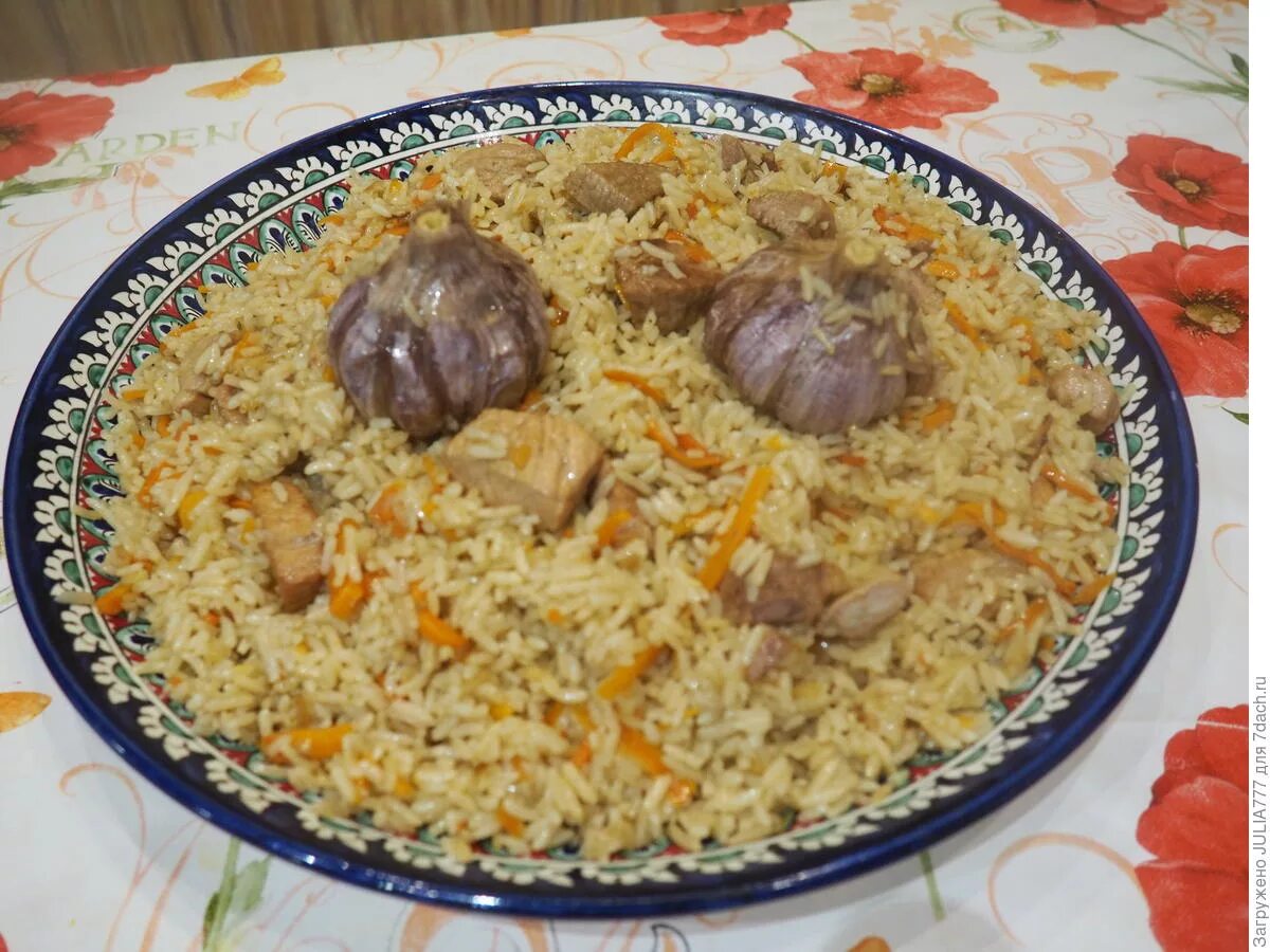 плов со свининой рассыпчатый. плов из свинины в казане на плите. домашний плов из свинины в казане. плов в казане на костре. узбекский плов.