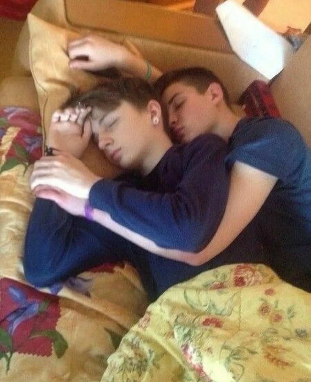 Видео друг русское. Два подростка в обнимку. Парни спят друг с другом. Мальчики спят в обнимку. Два парня спят вместе.