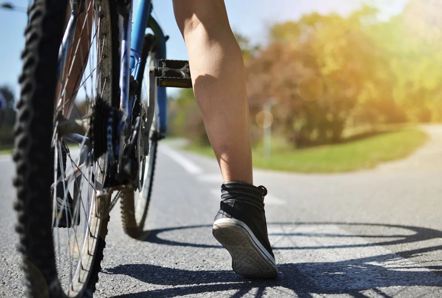 После катания на велосипеде болит. Велосипед колени. После катания на велосипеде. Велосипед езда колени. Колени при езде на велосипеде.