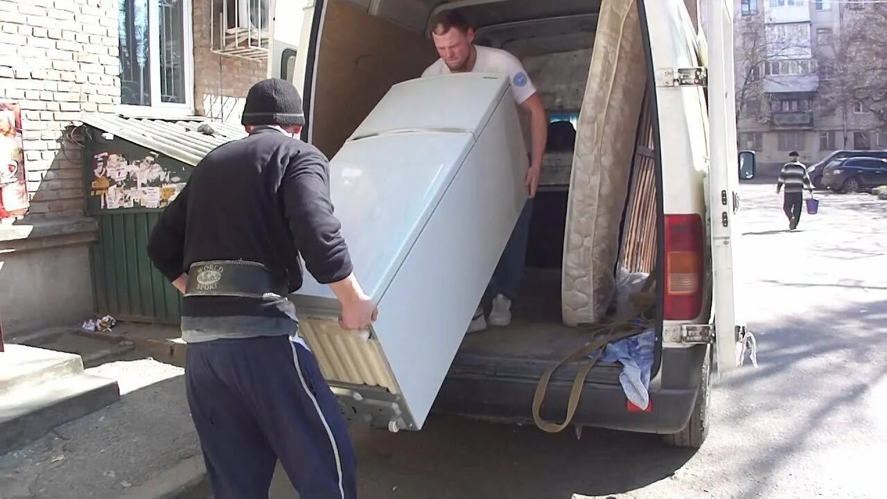 перегруз автомобиля. разгрузка автомобиля. паллеты в газель. грузим правильно. грузим правильно.