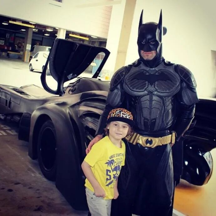 Крутые парни не оборачиваются на взрыв мем. Мотиваторы патриотические. Пацаны настоящие герои. Креативный юмор. Как выглядят настоящие м.