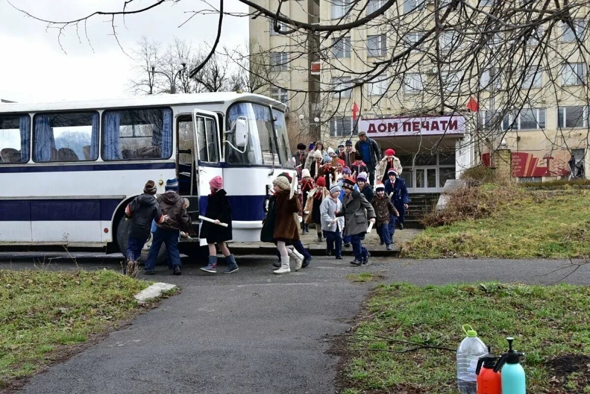 1988 год орджоникидзе захват автобуса. Захваченный автобус 1988. Автобус для детей. Захват автобуса в Орджоникидзе. Захват заложников во Владикавказе 1988.