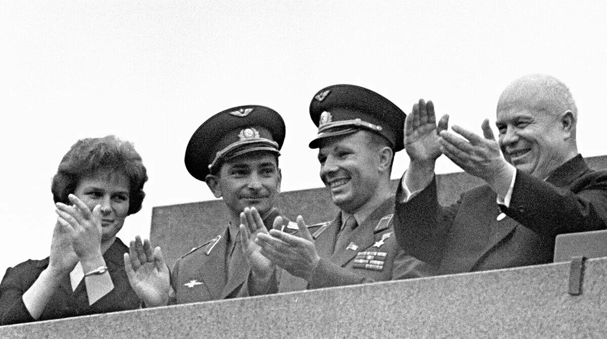 Гагарин на красной площади 1961. Хрущев и гагарин. Хрущев и полет в космос. Хрущев и гагарин на красной площади. Гагарин на красной площади 1961.