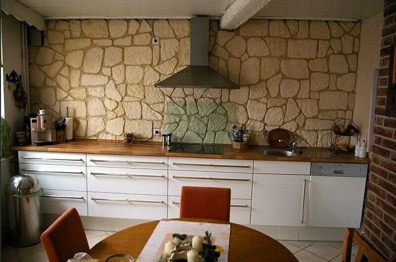 Недорого отделка кухня. Отделка стен на кухне. отделка кухонных стен. отделочные материалы для кухни стены. отделка фартука на кухне.