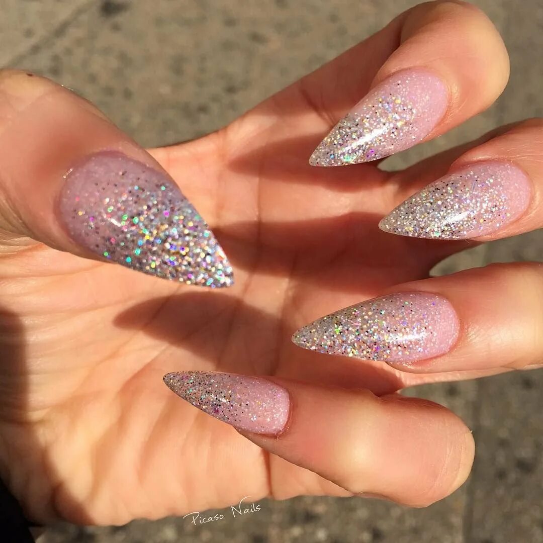 Острые ногти на новый год. Острые ногти. Маникюр на длинные ногти с блестками. Ногти с блестками. Ногти с блёстками острые.