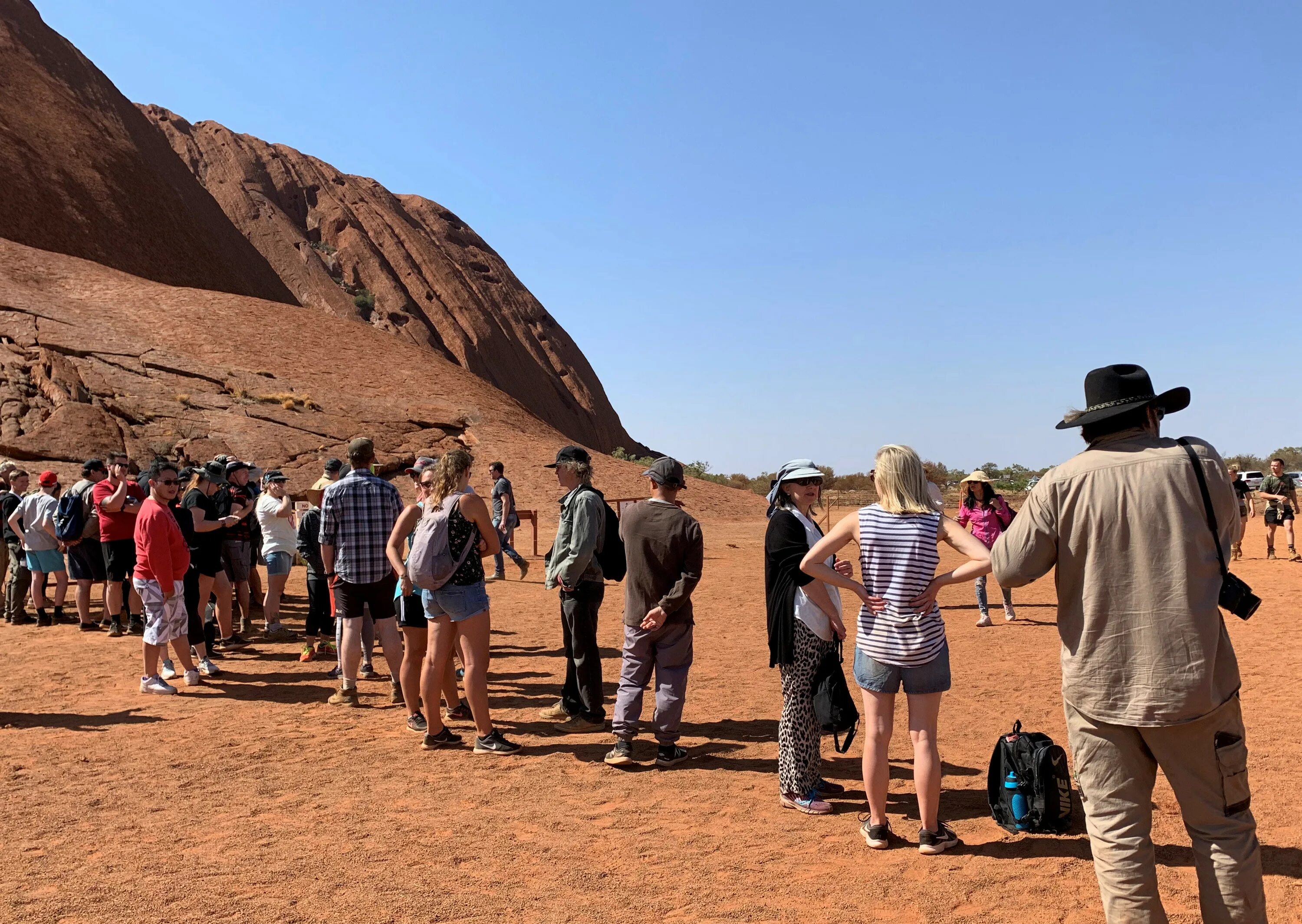 1 группа туристов из австралии. Улуру Австралия и аборигены. Туристы в Австралии. Знаменитая гора в Австралии. Гора Улуру в Австралии.