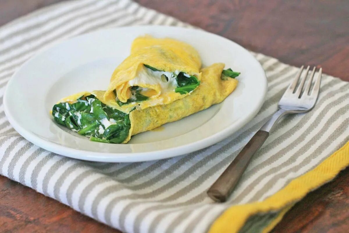 Яичный блин с сыром на сковороде. Spinach omelet. омлет со шпинатом. омлет со шпинатом и сыром. яичница со шпинатом.