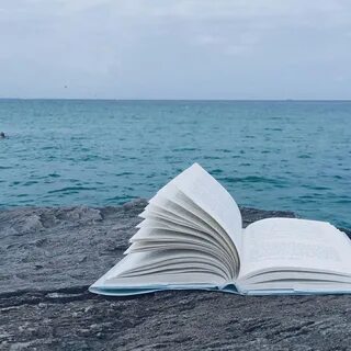 Книга на берегу океана