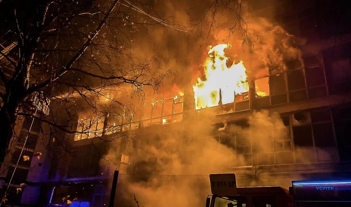 Вчерашний пожар в подольске. Горел красмаш красноярск. Пожар на территории завода. Пожар петергофское шоссе 73. Пожар на бирюсе красноярск.