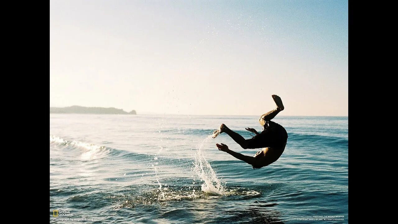 Плыть не уставая. Человек в движении фото. Погружение в воду с кувырком вперед с палубы. Фото в движении как сделать вода.