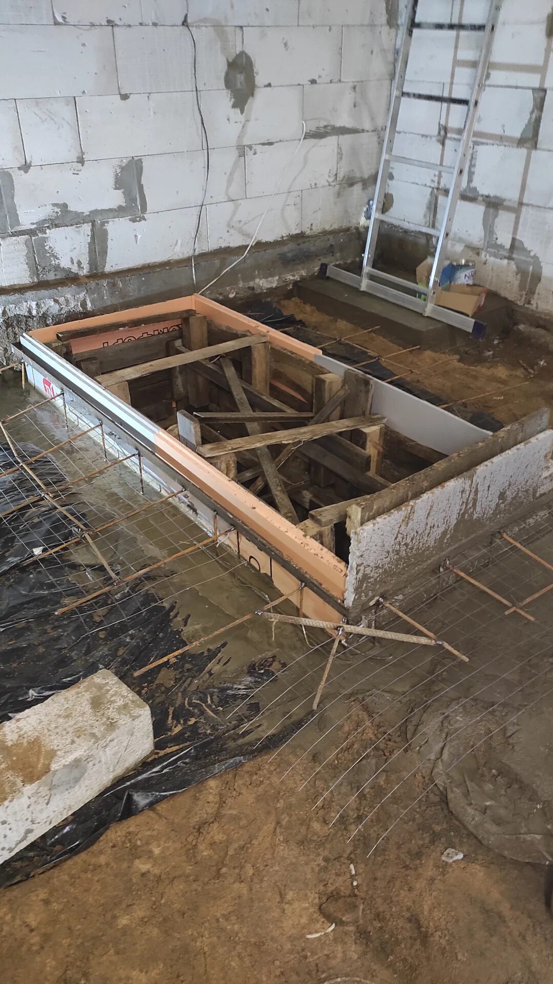 Стены смотровой ямы из бетона. Бетон яма. Бетон яма. Бетон в яме. Бетонируем смотровую яму в гараже.