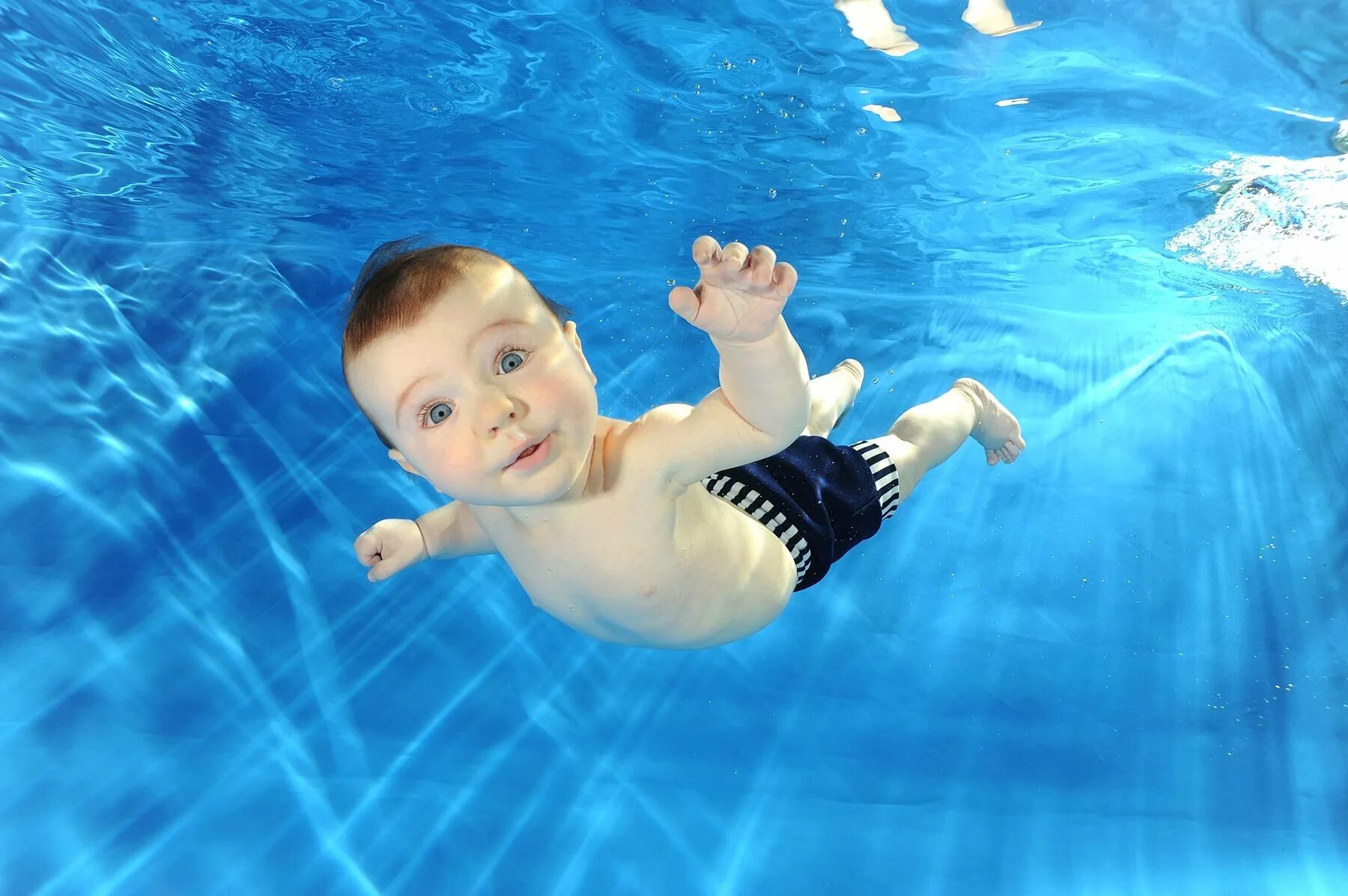 Про плавание детей. Дети в бассейне. Бассейн для малышей. Плавание дети. Бассейн для грудничкового плавания.