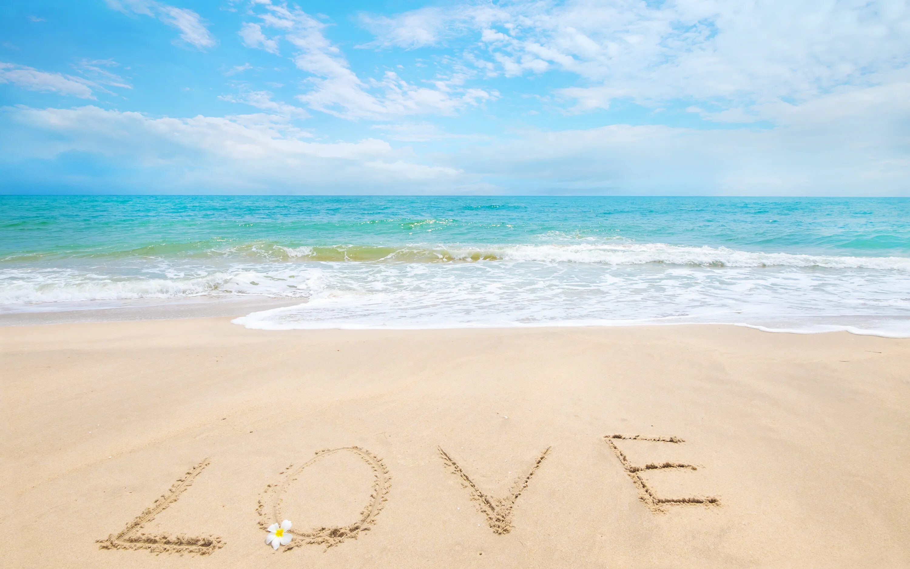 надписи на морском песке. красивый пляж. лето море. буквы у моря где. буквы у моря где.