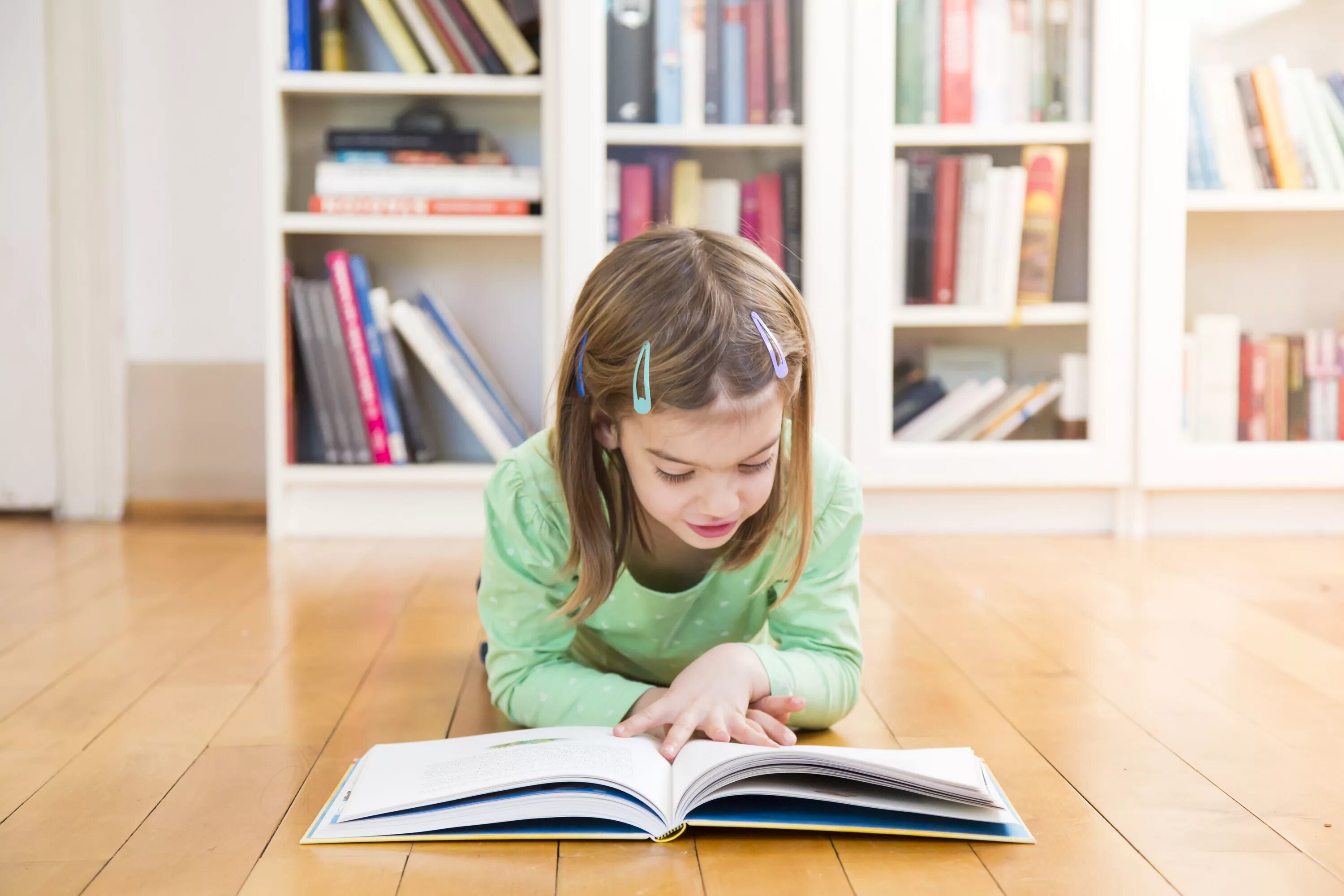 She reads magazines. Чтение для детей. Эмоциональное чтение. Чтение книг. Скорочтение для подростков.