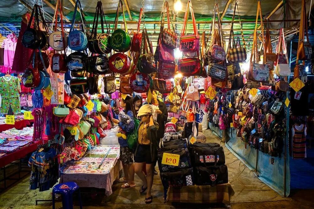 Паттайя где купить. Магазины в Тайланде. Сувениры из Таиланда. Сувениры Тайланда. Рынок Тайланда сувениры.