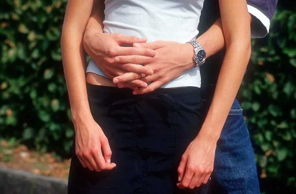 Парень с прессом и девушкой. Девушка трогает мужчину. Мужская рука на талии. Попа в мужских руках. Мужская рука на талии.