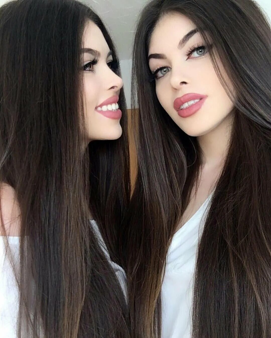 Сестру брюнетку. Близнецы Gülcan & Sahinur. Nerisha Amanda Близнецы. Gülcan Sahinur Twins Близнецы. Близнецы Gülcan Sahinur волосы.
