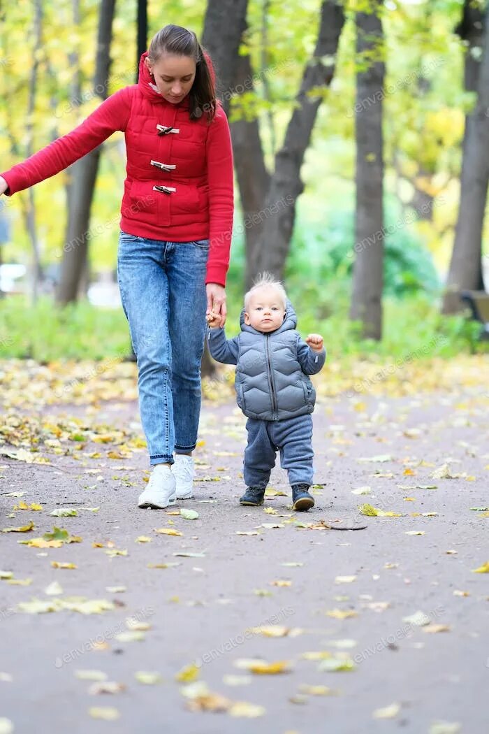 Дети на прогулке. Мама с годовалым ребенком. Мама гуляет с ребенком. Годовалый ребенок на прогулке.