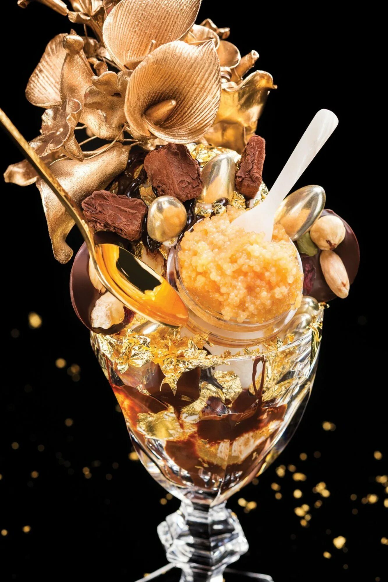 Дорогой десерт. Мороженое Golden Opulence Sundae. Frozen Haute Chocolate мороженое. Сандей «золотое изобилие». Сандей «Frrrozen Haute Chocolate».