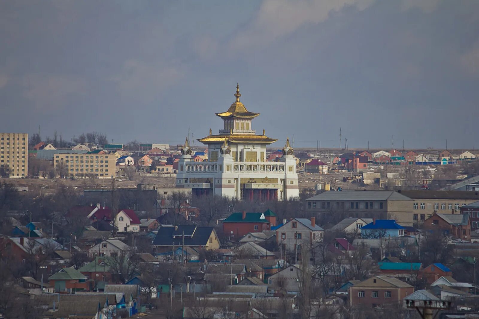 Численность элисты. Калмыкия город Элиста. Элиста центр города. Элиста виды города. Хурул в Элисте.