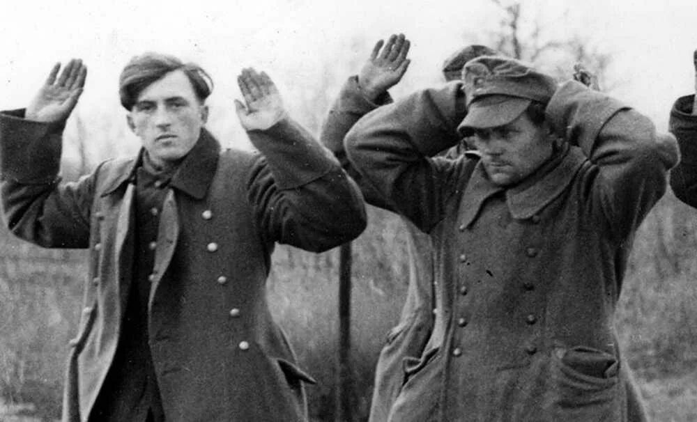 Хендехох. Немцы с поднятыми руками. Фашисты пленные с поднятыми руками.