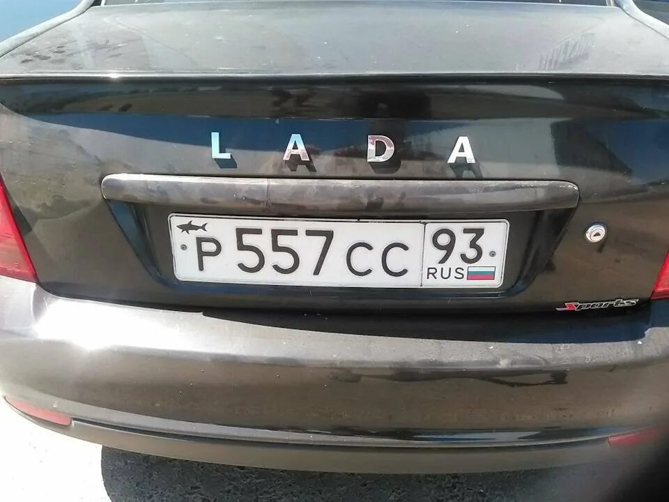 Наклейка акула на номер что значит. Наклейка акулы на гос номер. Рыбка на номере автомобиля. Наклейка рыбка на машине. Шильдик рыбка на машине.