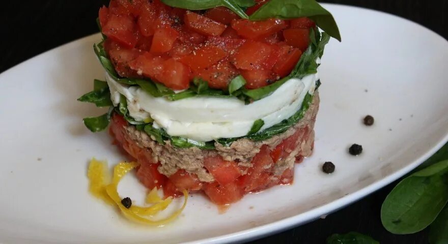 Тунец помидор сыр. Салат с рыбой и моцарелла. салат моцарелла помидоры тунец. салат тунец помидор сыр. помидоры с сыром и тунцом.