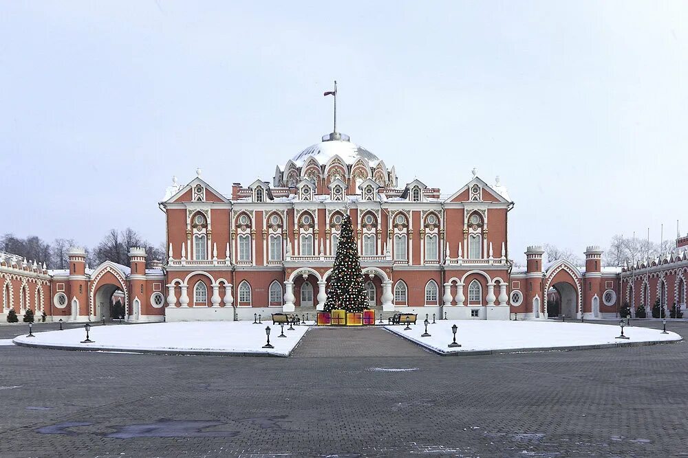 Путевой дворец история. Петровский путевой дворец парк. Петровский дворец в Москве. Петровский замок в Москве. Петровский парк путевой дворец зимой.