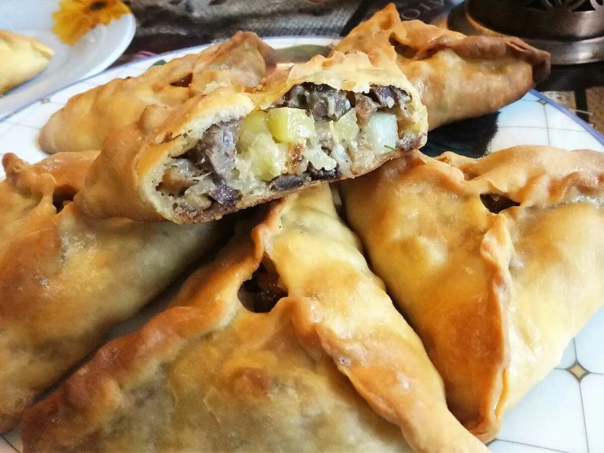 Рецепт эчпочмак с мясом. Эчпочмак. эчпочмак пирамида. треугольник эчпочмак. эчпочмак башкирский.
