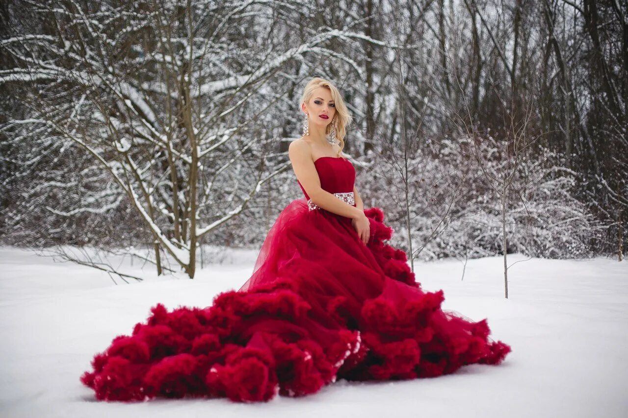 Я хочу быть погребенным в пышных. Фотосессия зимой в платье. Зимняя фотосессия в лесу в платье. Фотосессия в пышном платье зимой. Блондинка в Красном платье.