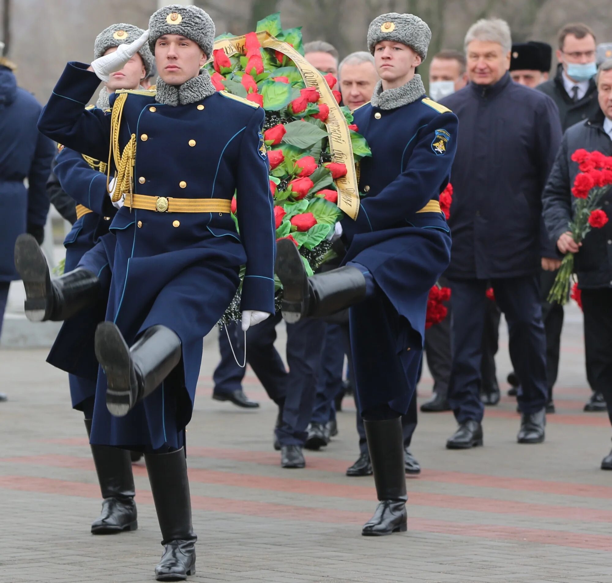 Воронеж возложение венков. Возложение цветов. День героев Отечества возложение цветов. Церемония возложения цветов.