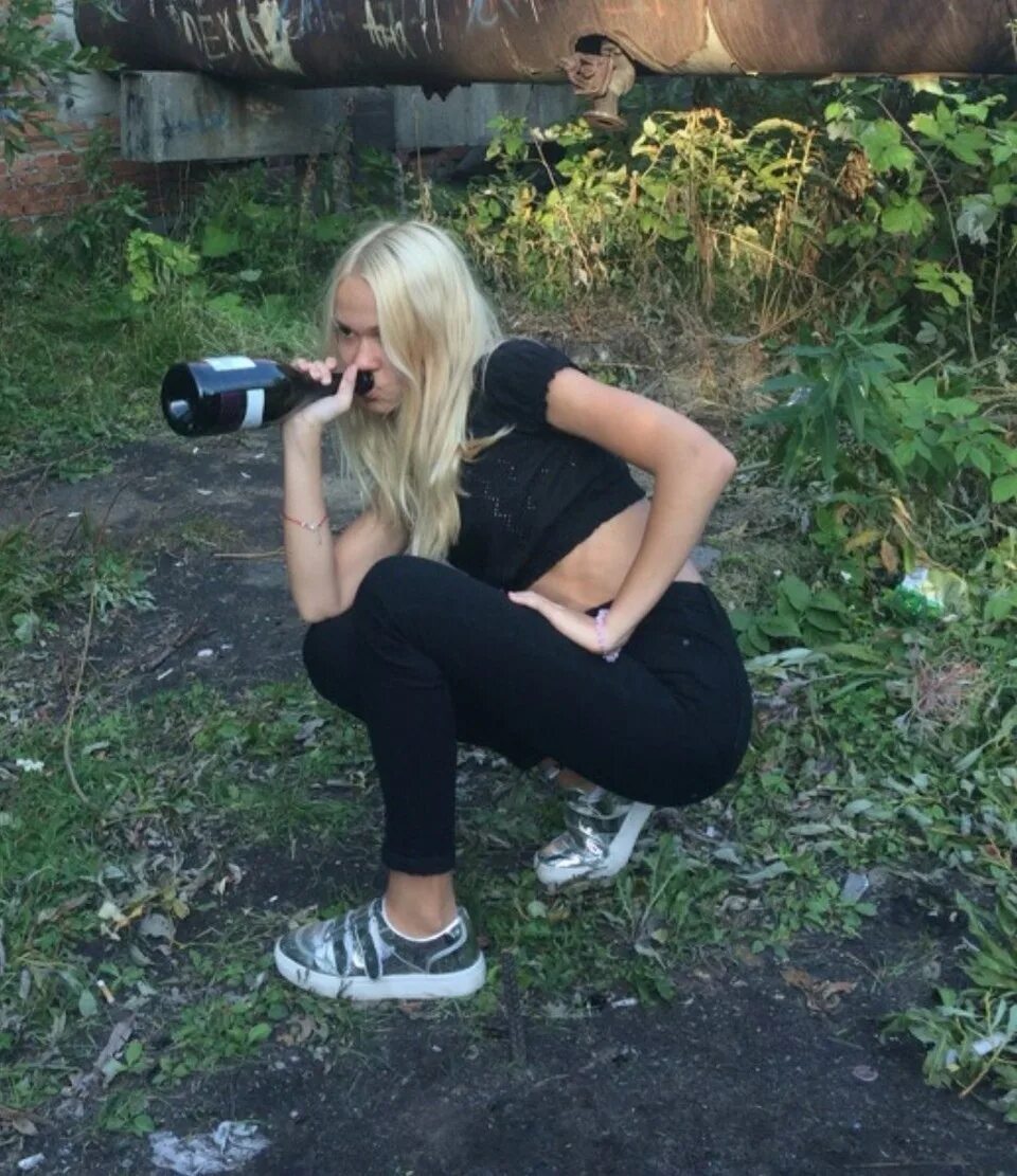 Пьяные девочки 11. Подруги напились. Девушка напилась алкоголя. Молодежные пьянки девушки. Эмма уотсон пьёт алкоголь.