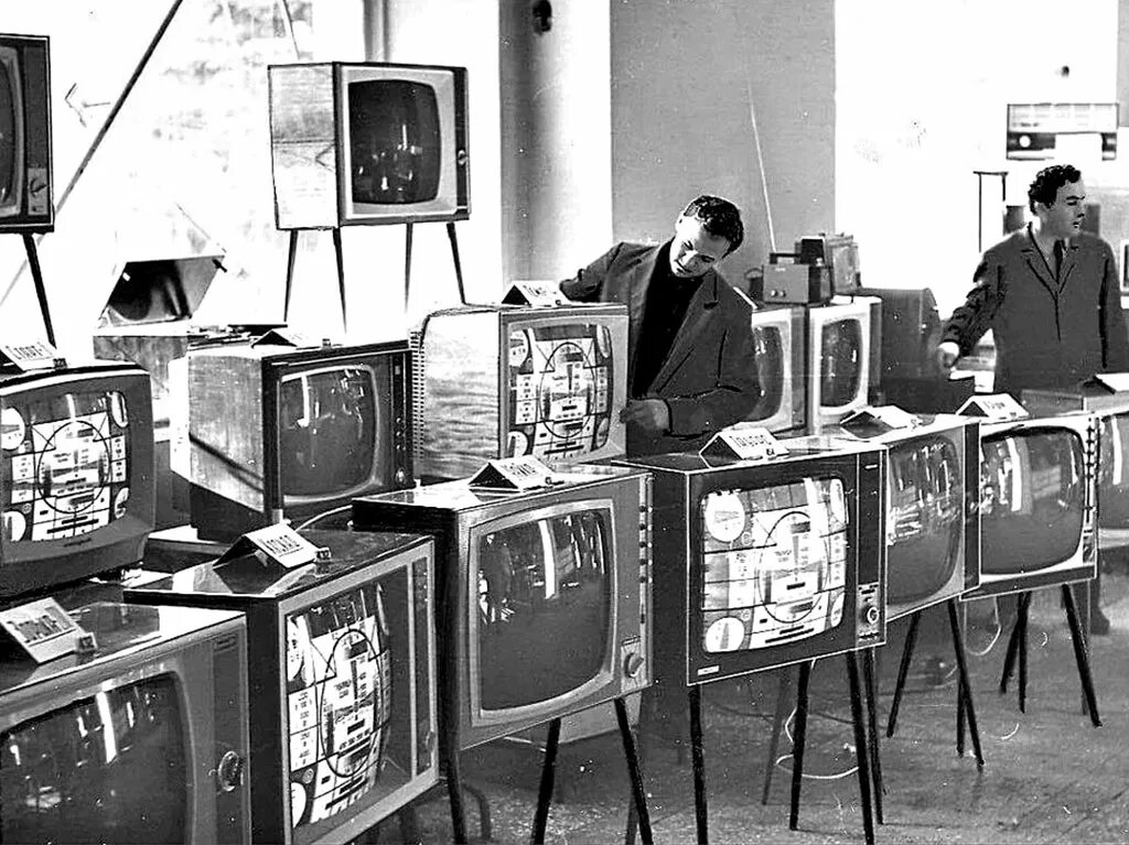 Телевидение первый советский. Магазин электроника СССР 80е. Телевизор 1950-х годов. Телевизор СССР. Телевизор 70х годов.