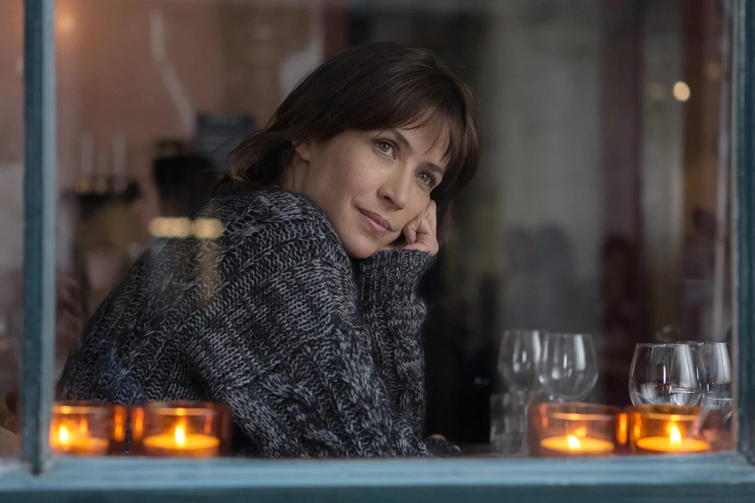 Это одиночество. Одинокая грустная девушка. Мама плачет. Грустная девушка в парке. Одиноких лет.