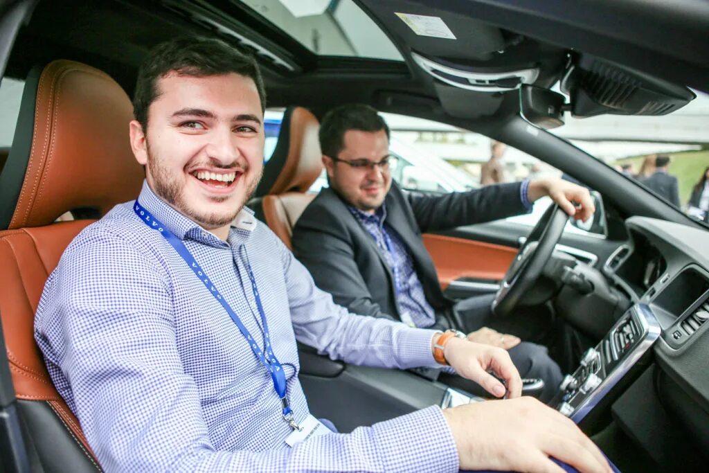 Автообзоры тест драйвы. Тест драйв сервиса. Тест драйв. Тест драйв авто. Люди в автосалоне.