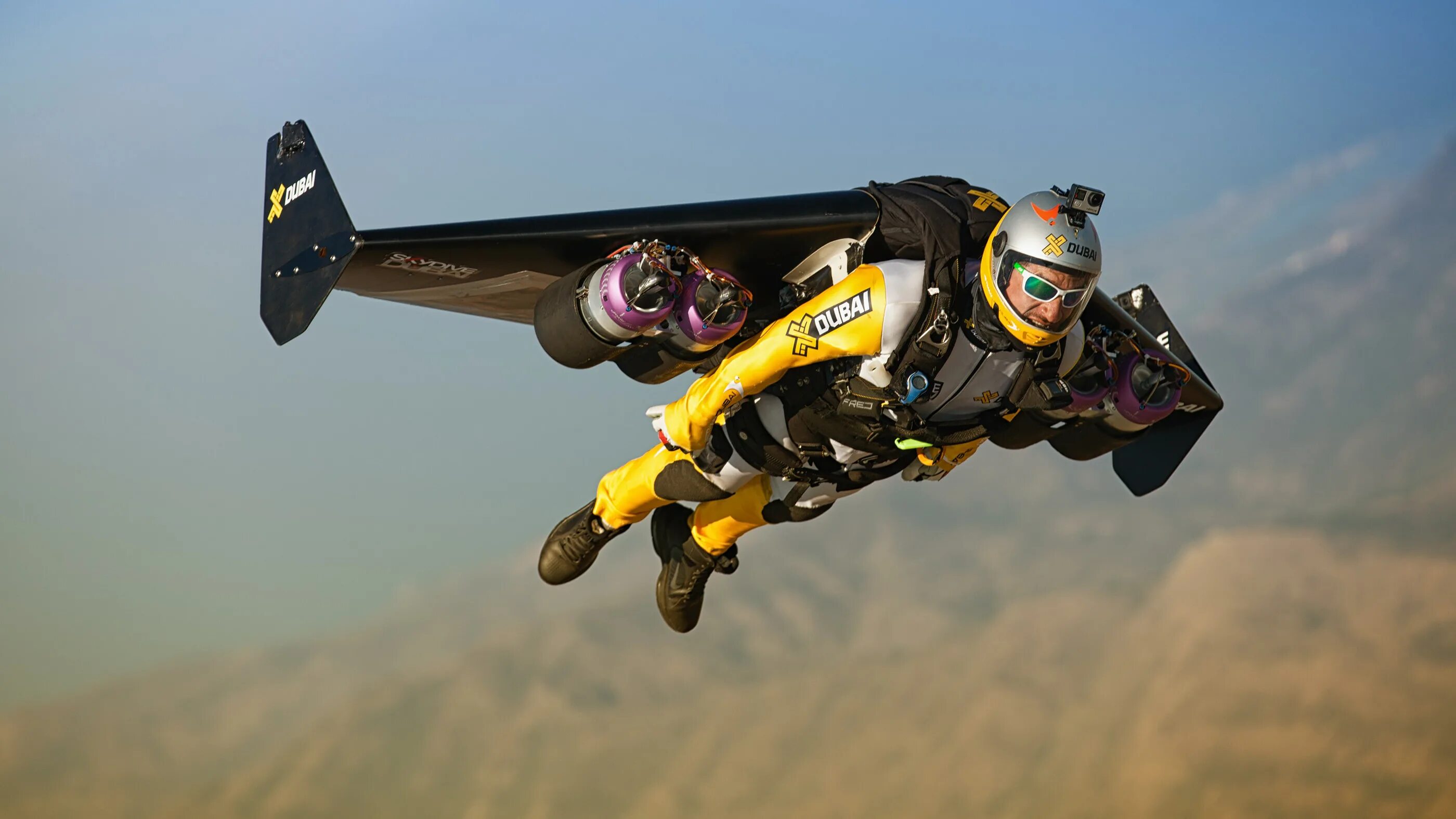 Летать быстрее звука. Реактивный ранец Jetman. Летающий ранец. Костюм крыло с реактивным двигателем. Реактивный ранец с крыльями.