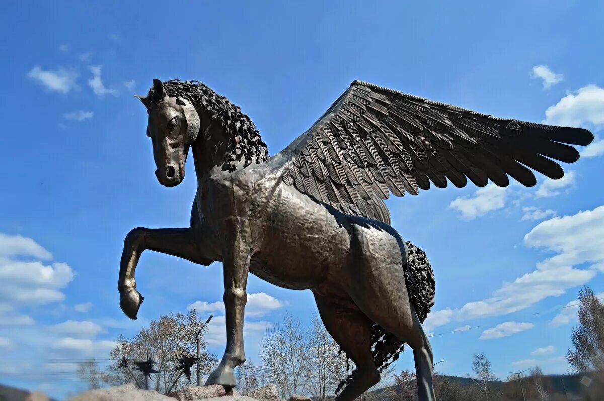 символ города златоуст. символ златоуста крылатый конь. памятник крылатому коню в златоусте. челябинская область златоуст крылатый конь. златоуст город крылатого коня.