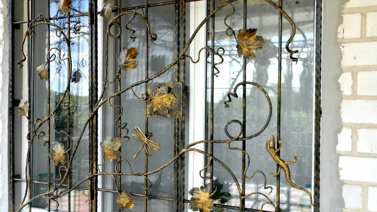 Покраска решеток. Декор на окне решетчатый. покраска решеток на окнах. укрощение на решётку окна. украшение новогоднее на решетку окна.