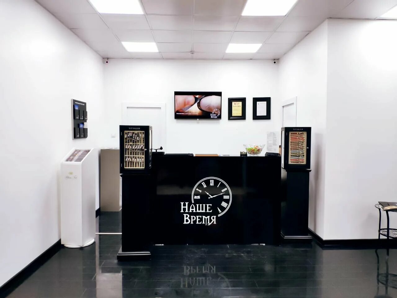 реклама часовой мастерской. мастер часов. сервисный центр по ремонту часов. часовой салон сеть сервисных центров. анапское шоссе 52 новороссийск.