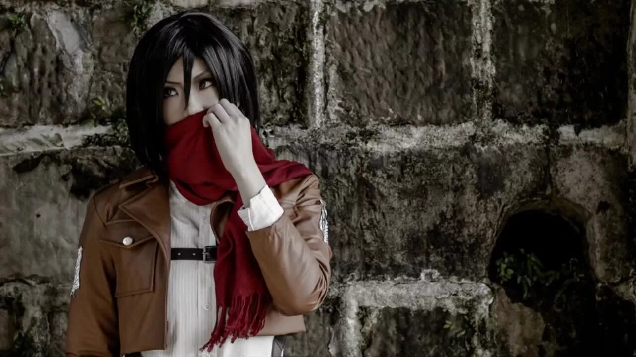 Mikasa cosplay. Микаса косплей. Микаса в пальто. Микаса Аккерман косплей.