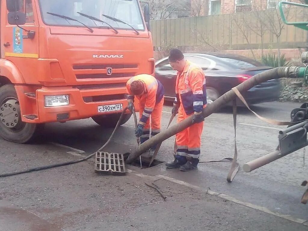 Прочистка краснодар. Аварийная служба Краснодар прочистки ливневой канализации. Канализация Краснодар. Плохое водоотведение Краснодар.