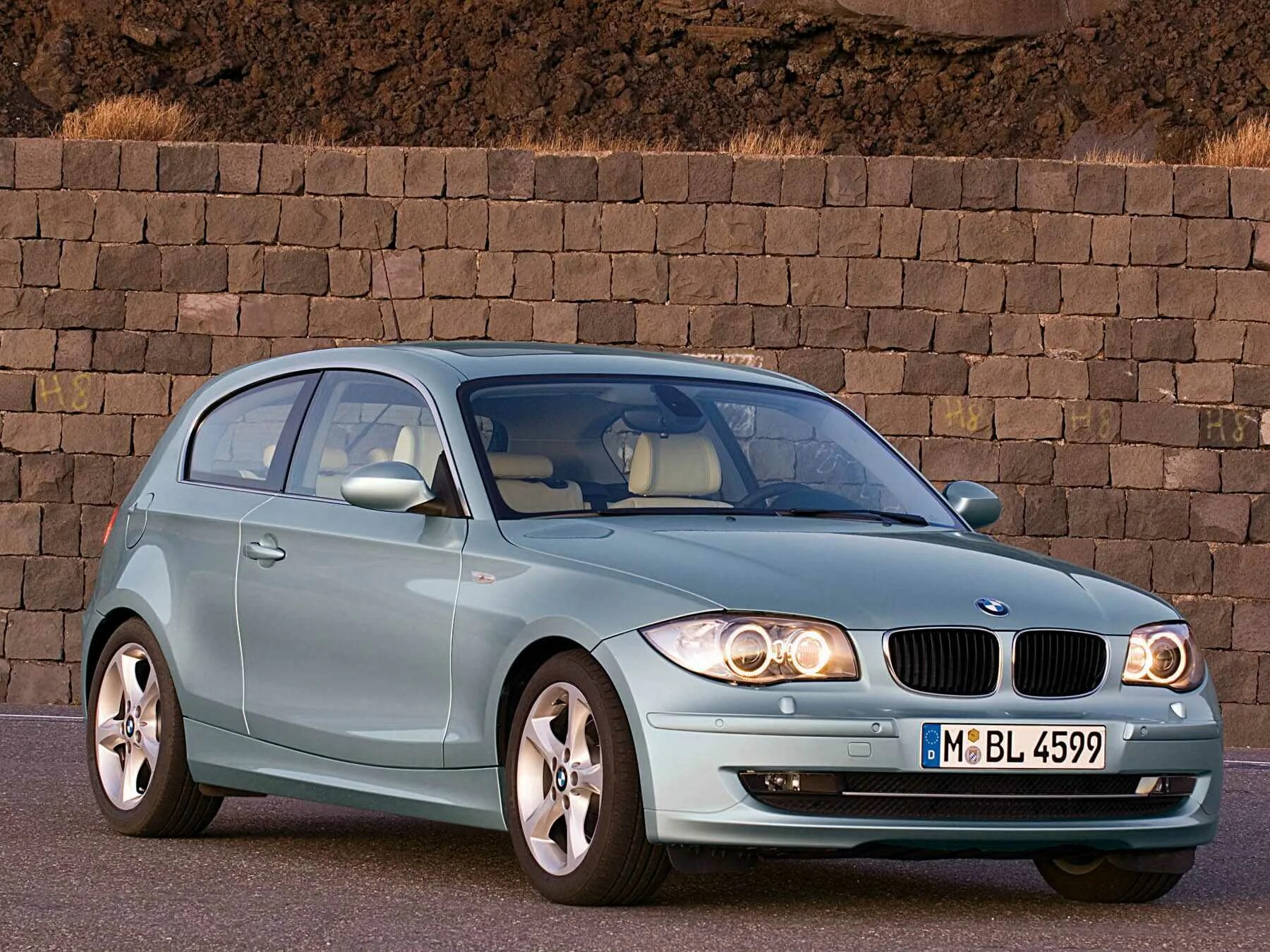 Автомобиль bmw 1. BMW 120i. BMW e81 120i. БМВ копейка е87. BMW e81 130i.