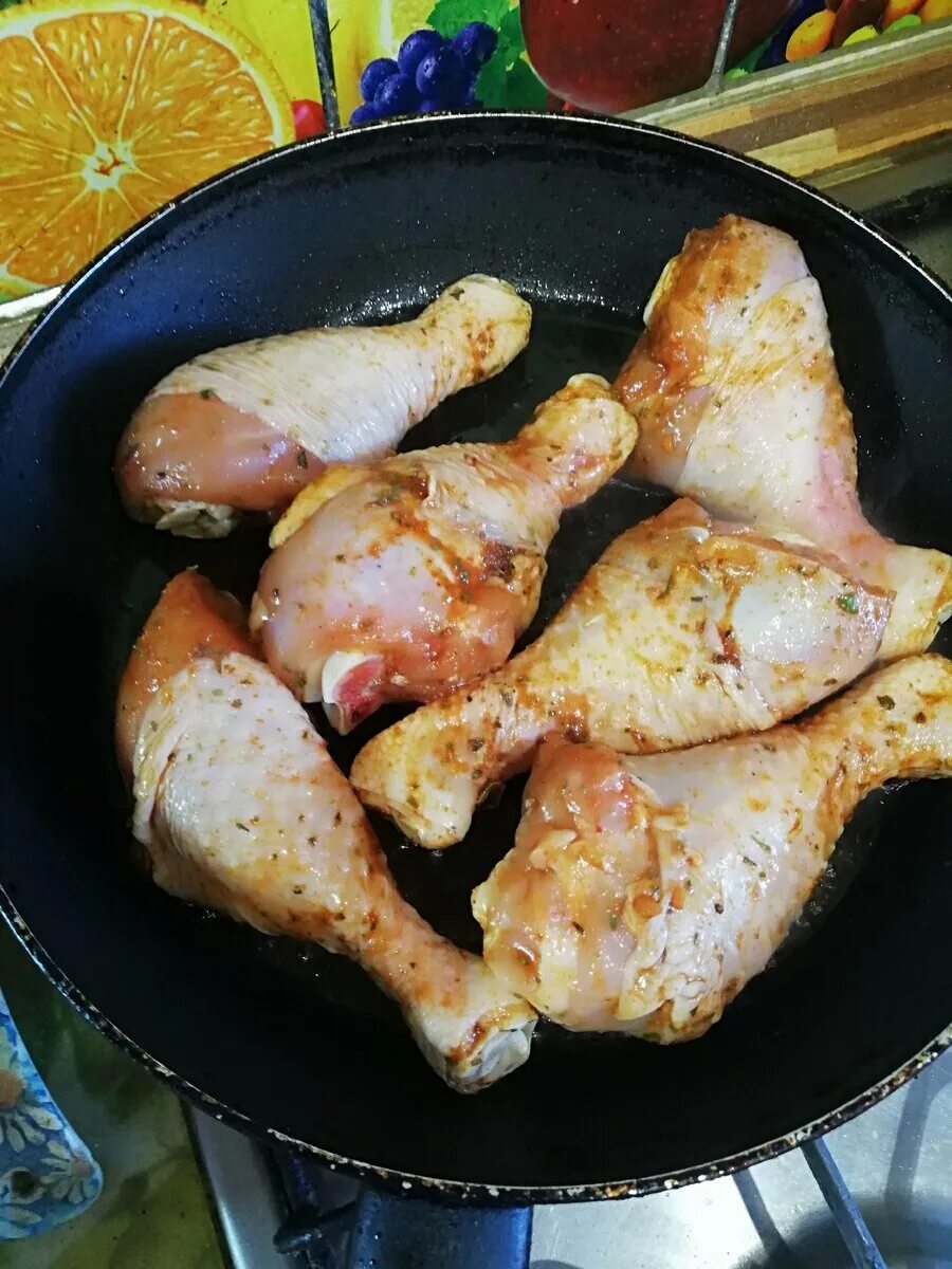 Куриные ножки на сковородке. Куриные голени на сковородке. Жареная голень курицы на сковороде. Куриные ножки аппетитные.