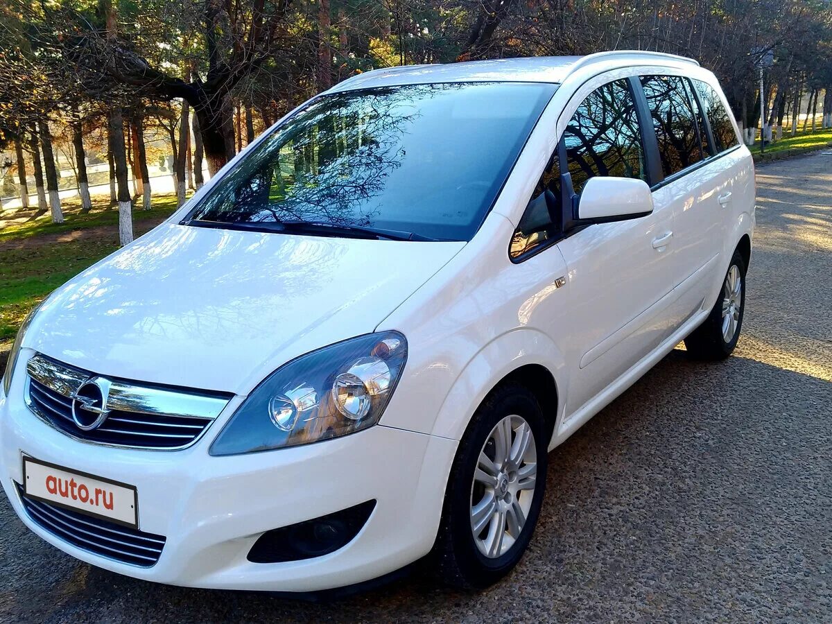 Опель зафира б 2012 года. Opel Zafira 2012. Опель Зафира 2012. Опель Зафира 2012 белая.. Opel Zafira 2012 1.8.