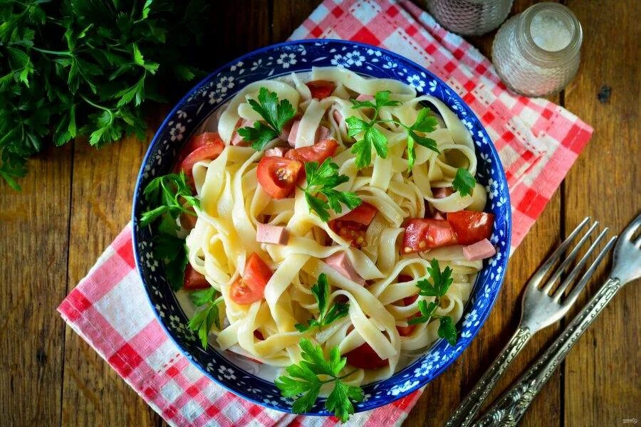 Лапша с яйцом и колбасой. Лапша с томатом. лапша с колбасой. подача лапши. как приготовить лапшу с помидорами.