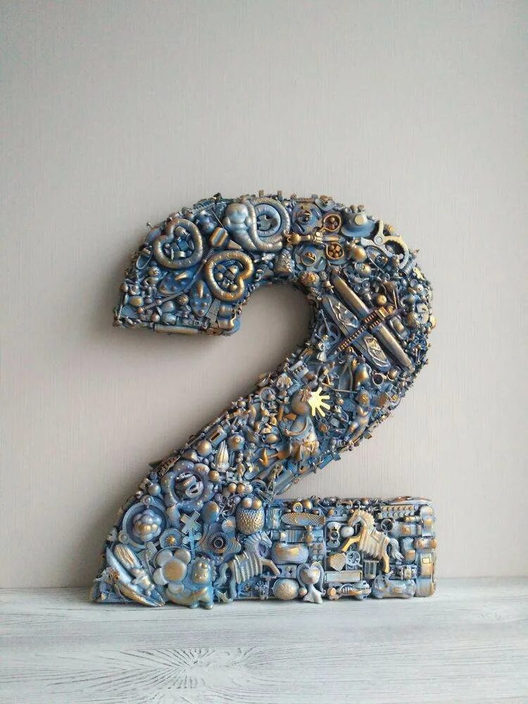 Цифры из картона. Цветы для объемной цифры. Поделка объемная цифра. Цифры из салфеток. Украсить цифру.