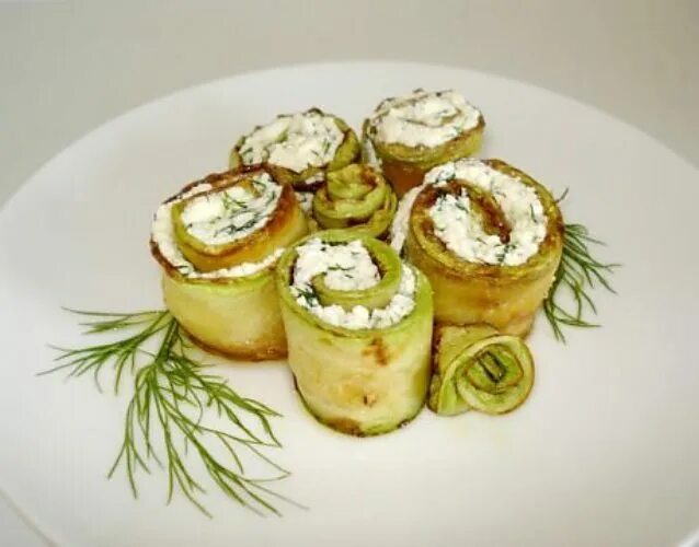 Кабачки с плавленным сыром и чесноком. Рулетики из кабачков с рикоттой. рулеты из цукини с творожным сыром. рулетики из цукини с творожным сыром. кабачки фаршированные рулетики.