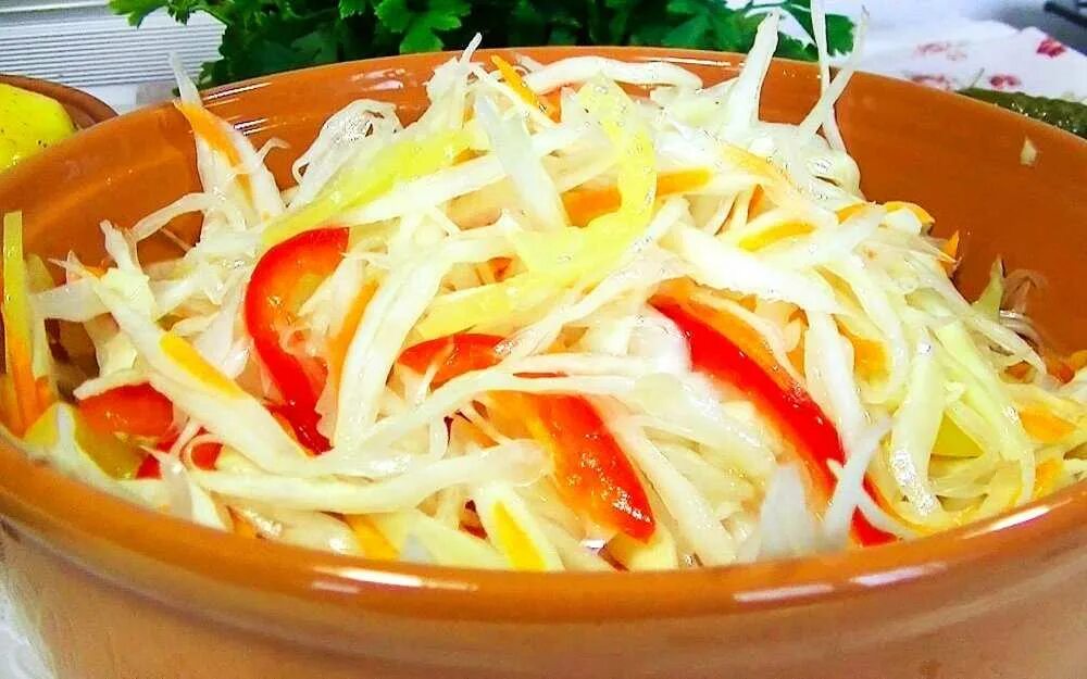 Рецепт квашеной капусты хрустящей быстрого. Вкусная квашеная капуста хрустящая. вкусная маринованная капуста хрустящая. маринованная капуста быстрого приготовления хрустящая и сочная. капуста квашеной сладкий перец.