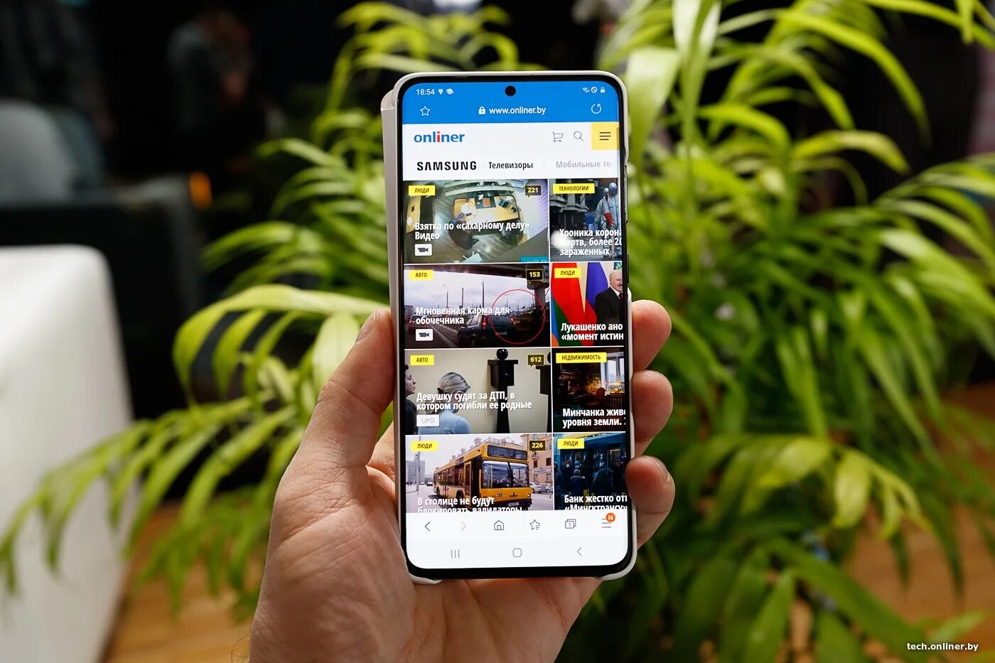 Экран галакси ультра. Samsung s20. самсунг s20 экран. samsung galaxy s20 в руке. samsung galaxy s20 ultra vetnam.