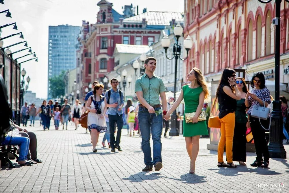 Шумят люди на улице. Люди на улицах Москвы Арбат. Люди в городе. Прогулка в городе. Люди на улице города.